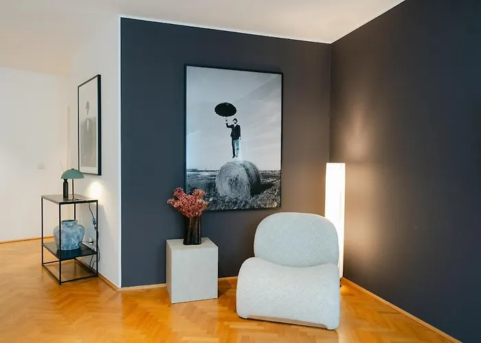 Cozy Corner Perfect For 4 To 6 Hip Area And Parking