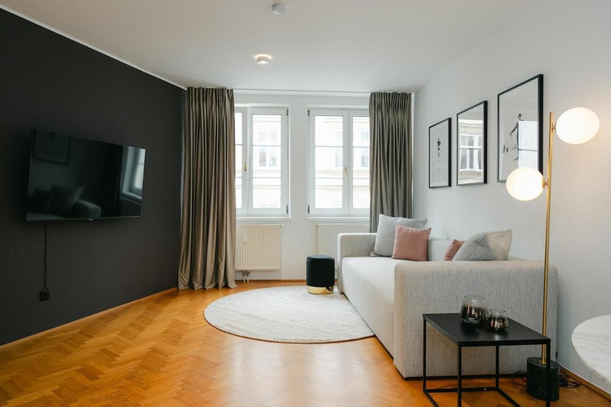 Cozy Corner Perfect For 4 To 6 Hip Area And Parking *