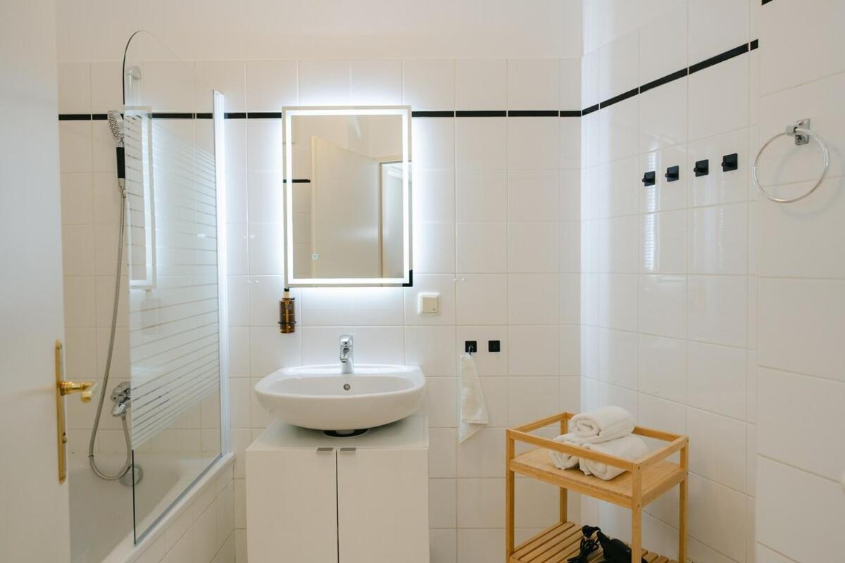 Cozy Corner Perfect For 4 To 6 Hip Area And Parking Apartment